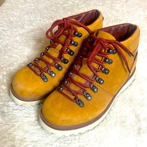 North Face Waterproof Boots *Like New